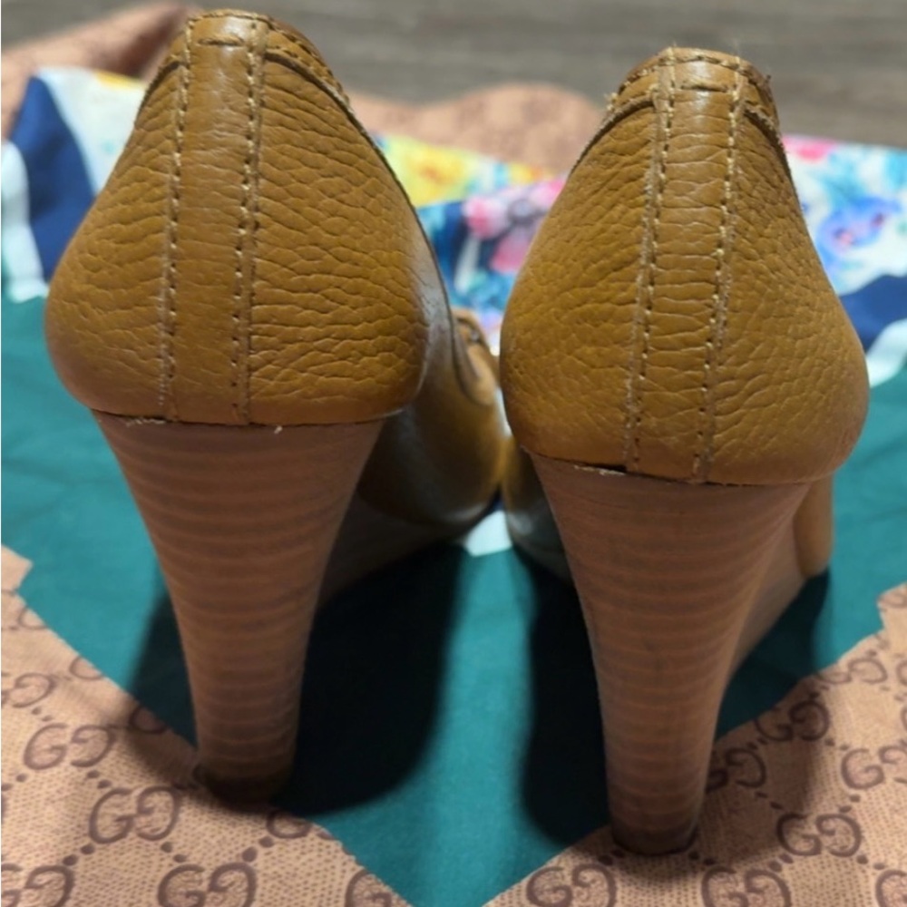 Tory Burch Leather Sally Peep Toe Logo Brown Tan Gold Wedge Pumps Heels Size 5 - Picture 3 of 4